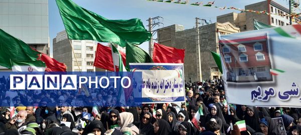 مردم غیور ملارد با حضور پرشور خود در راهپیمایی ۲۲ بهمن، ثابت کردند که همچنان پای انقلاب اسلامی ایستاده‌اند.