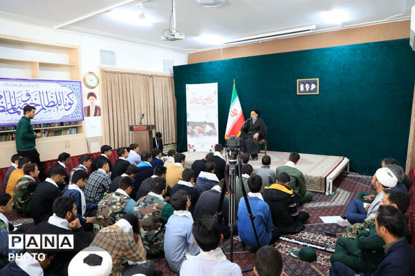 دیدار دانش آموزان بسیجی شهرستان بیرجند با نماینده ولی فقیه در استان