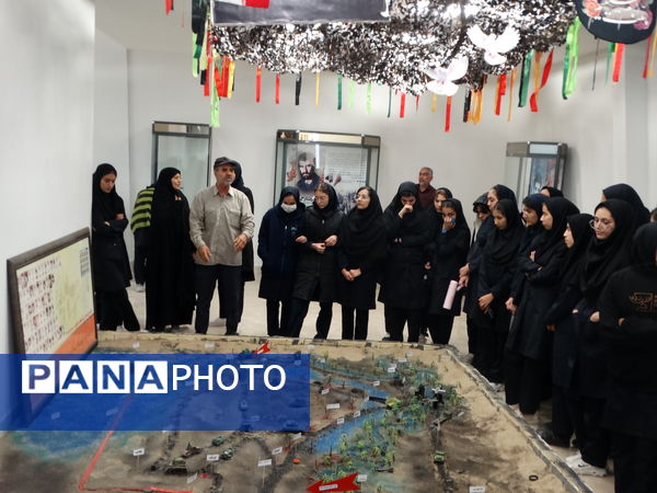 بازدید دانش‌آموزان از موزه دفاع مقدس شهرکرد