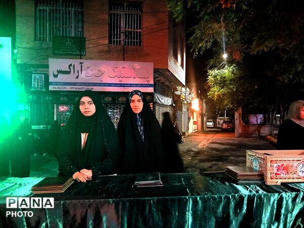 زنده نگه داشتن یاد و خاطره رهبر شهید در تجمعات شبانه