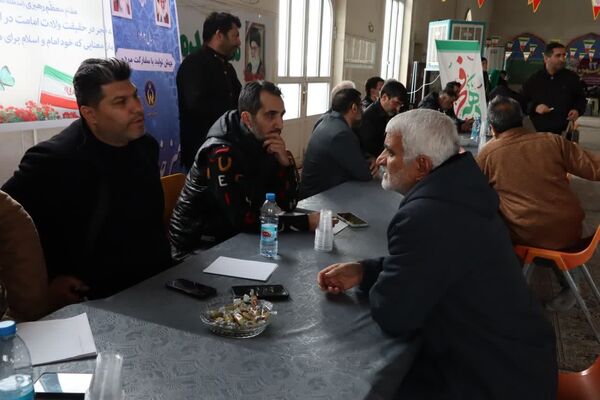 میزخدمت رایگان در مصلای محمدشهر برپا شد