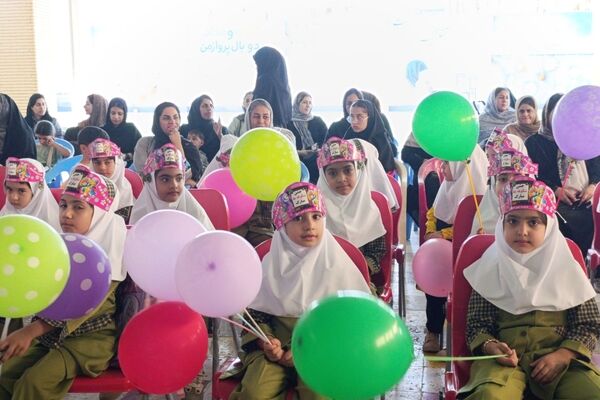 جشن شکوفه‌ها در مدرسه شاهد حاجی‌آباد