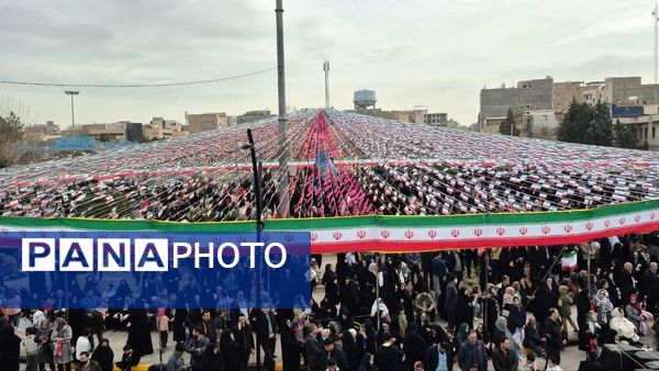 حضور دانش آموزان و جامعه بزرگ فرهنگیان در یوم الله 22 بهمن ماه در پاکدشت 