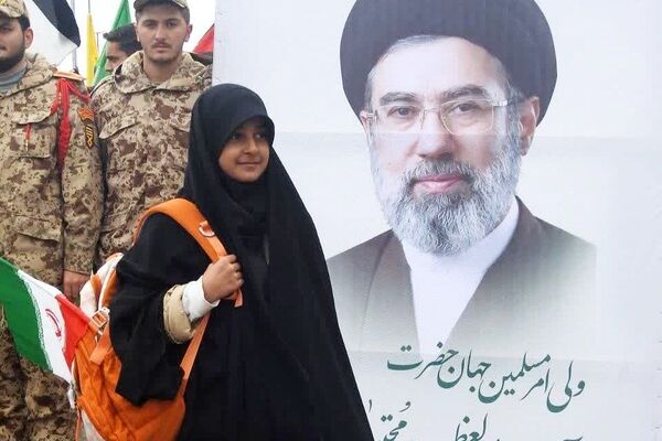 ضرورت آموزش دانش‌آموزان به عنوان سربازان گوشی‌به‌دست در خط مقدم جنگ روانی