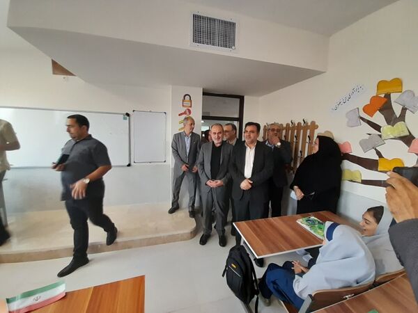 آیین نواخته شدن زنگ مهر در مدرسه شهدای بار فروش با حضور مسئولان استان و شهرستان کاشان