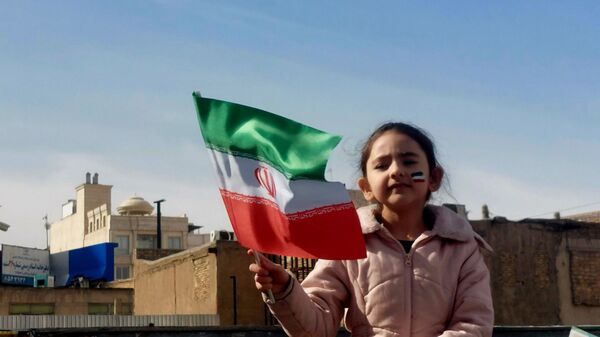 کودکان مشهدی همگام با مردم در مسیر راهپیمایی ۲۲ بهمن