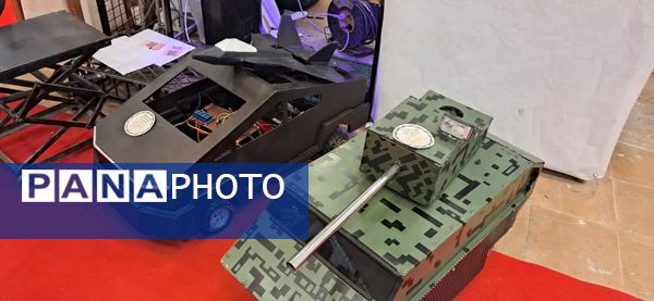 بازدید دانش‌آموزان مدرسه شهدای مدافع حرم از نمایشگاه کارنمای تحول هنرستان‌های شهر تهران