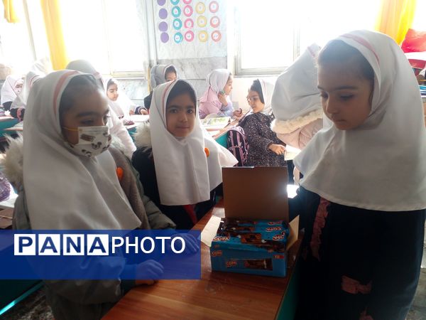 شادی دانش آموزان از یادگیری حروف الفبا و نوشتن حرف(واو)