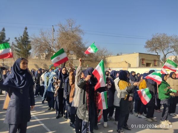 نواختن زنگ انقلاب در دبیرستان نوید ناحیه ۵ مشهد