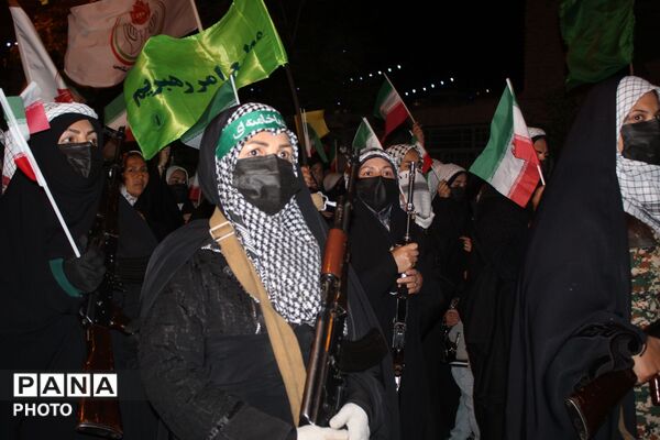 حضور پرشور دختران جان‌فدا در اجتماع شبانه با لباس بسیجی