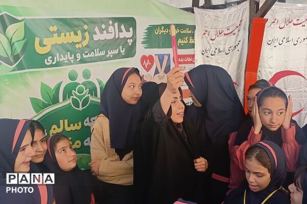 آموزش مهارت‌های پدافند غیرعامل به دانش‌آموزان آموزشگاه آیت‌الله هاشمی رفسنجانی قرچک