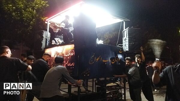 گذری بر فعالیت هیئت جوانان باب الحوائج در شب عاشورا 