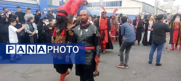 استقبال عزاداران حسینی از کاروان نمادین اسرای کربلا در قم