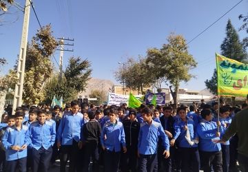 راهپیمایی ۱۳ آبان در لردگان با حضور پرشور دانش‌آموزان برگزار شد 