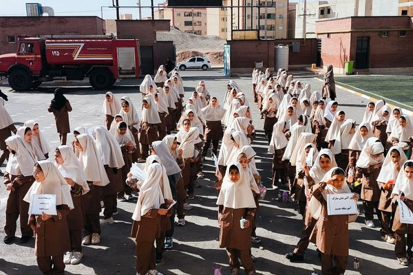 حضور آتش‌نشانان و برپایی نمایشگاه نقاشی در مدرسه حدیث به مناسبت روز آتش‌نشانی