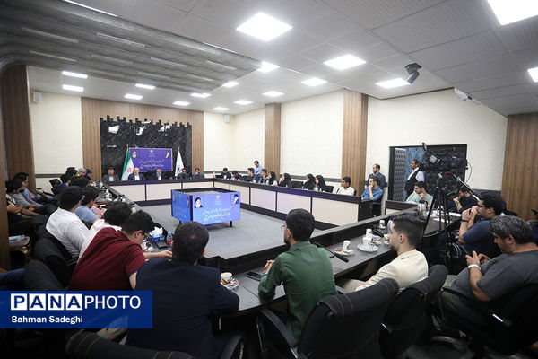 نشست صمیمی وزیر آموزش و پرورش با مدال آوران المپیادهای علمی