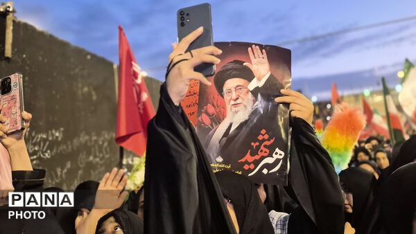 تلاقی اشک حق و صلابت ملت، امروز در تشییع قائد امت 