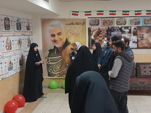 به نمایش گذاشتن گوشه ای از برکات انقلاب اسلامی در مدرسه انقلاب دبیرستان حق شناس2