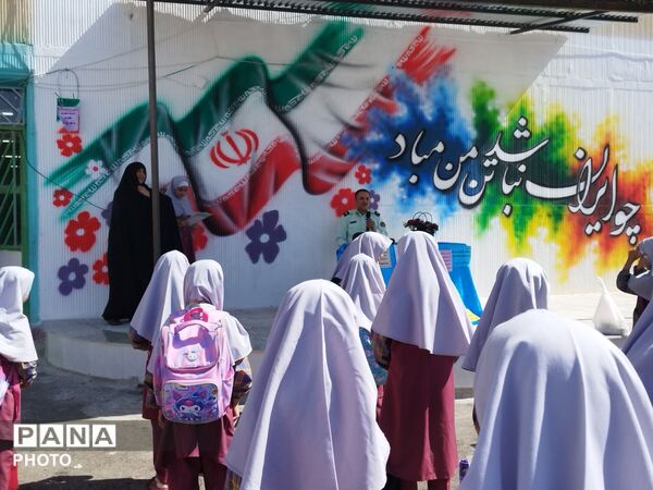 گرامیداشت هفته نیروی انتظامی در دبستان مهران؛ تجلیل از حافظان امنیت و آرامش