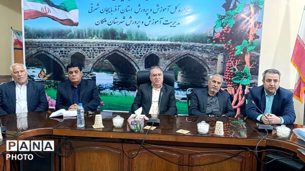 تجلیل از دانش‌آموزان مقام‌آور جشنواره علمی و پژوهشی در ملکان