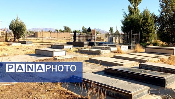  غبارروبی گلزار شهدا با حضور مردم و خانواده‌های شهدای روستای سراب غضنفر