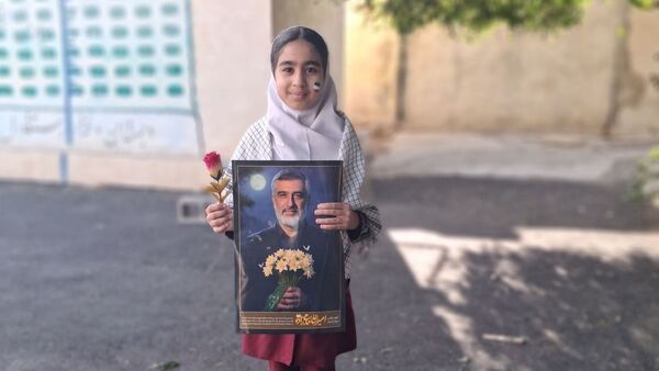 جشن باشکوه دهه فجر و پاسداشت پرچم جمهوری اسلامی در دبستان استقلال حاجی‌آباد