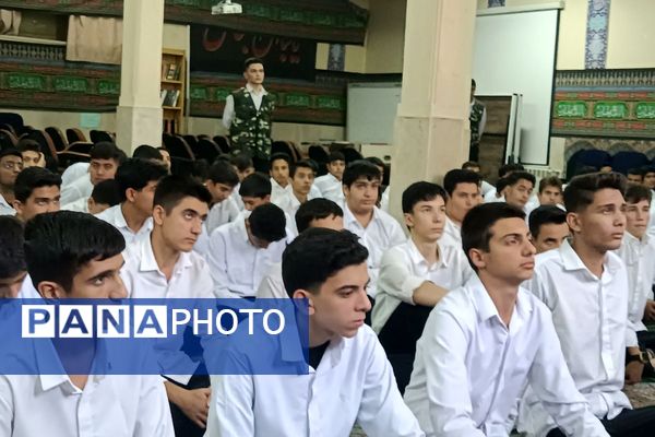 برگزاری مراسم هفته بسیج در هنرستان مجتمع فنی حرفه‌ای تهران در بهارستان‌دو