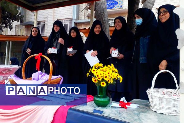 برگزاری مراسم افطار در مدرسه حضرت زینب ناحیه یک ری