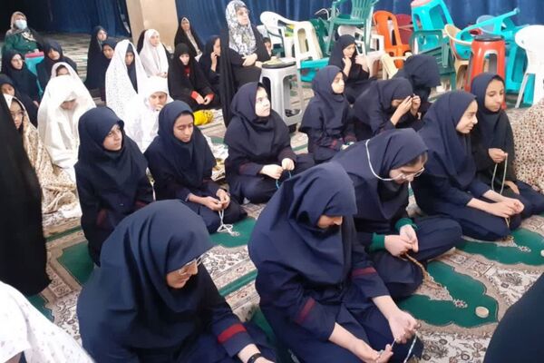 اقامه نماز جماعت دانش‌آموزان در مسجد