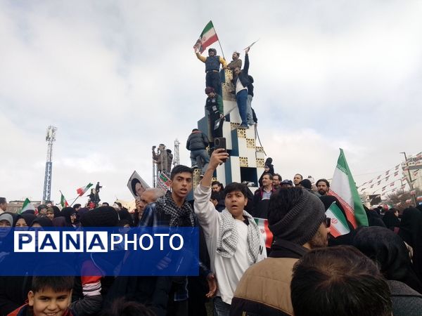 مشهد الرضا شاهد غوغا مردم در راهپیمایی ۲۲ بهمن شد