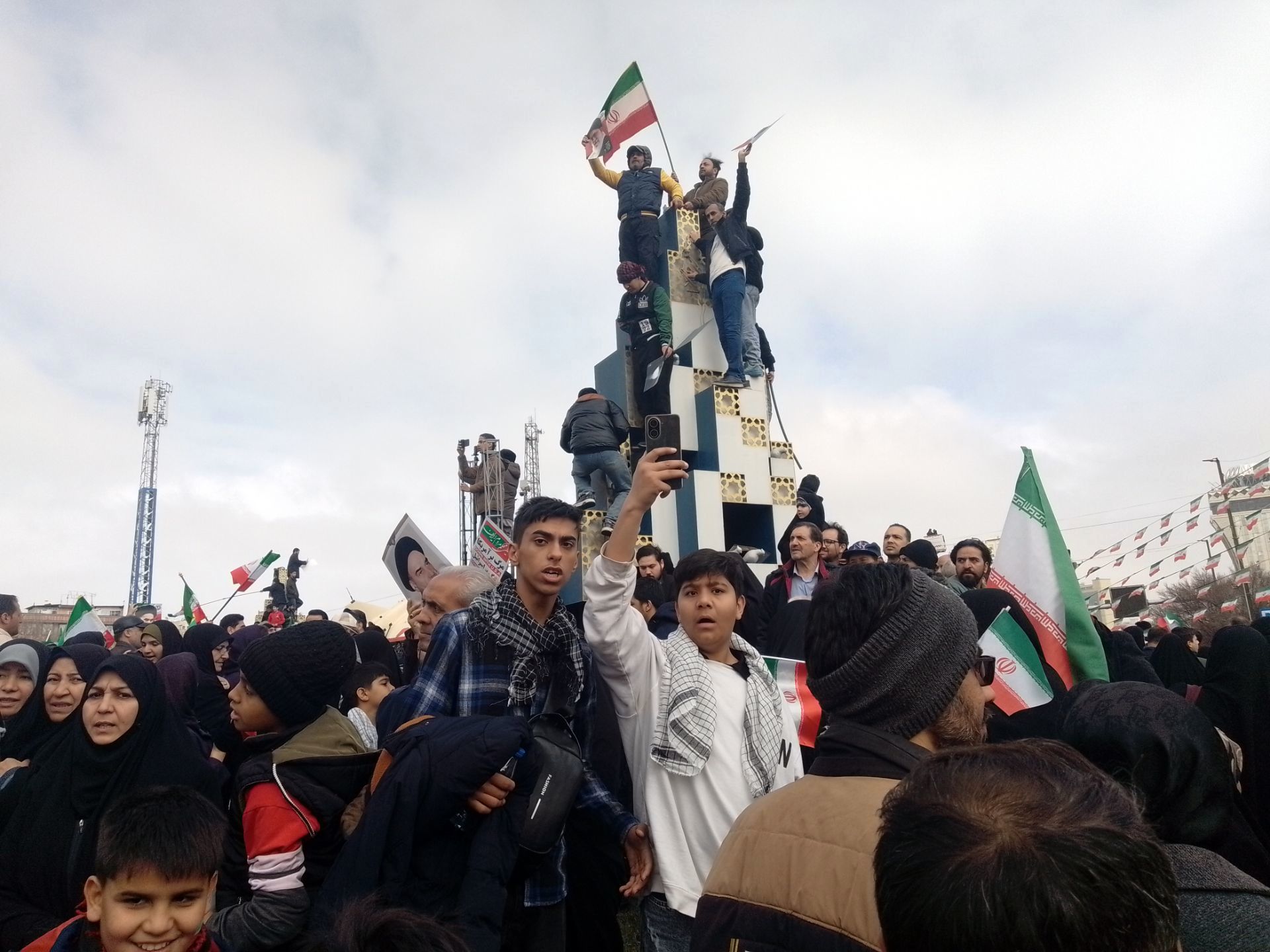 مشهد الرضا شاهد غوغا مردم در راهپیمایی ۲۲ بهمن شد