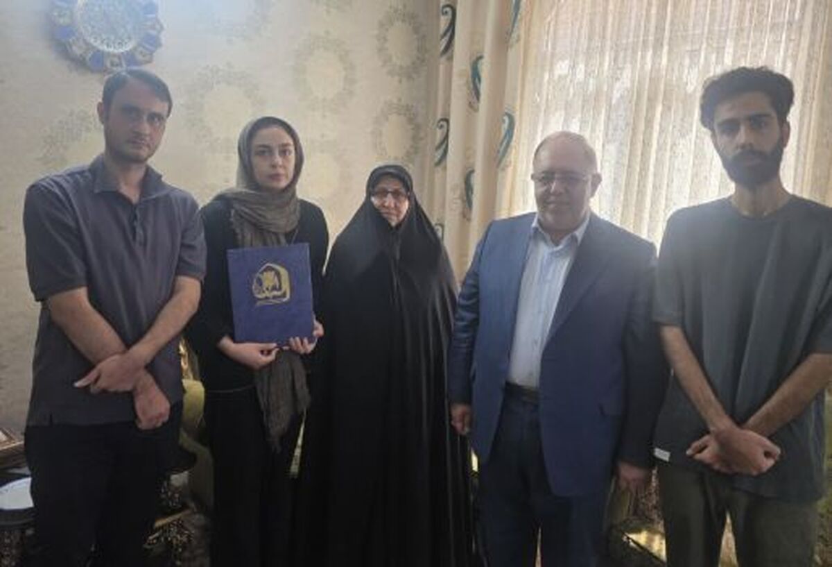 دیدار مشاوران وزیر آموزش و پرورش با خانواده ‌شهیده ‌مریم بابایی