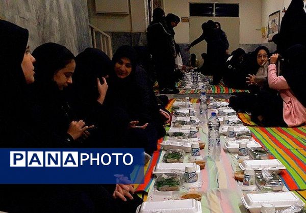 برگزاری مراسم افطار در مدرسه حضرت زینب ناحیه یک ری