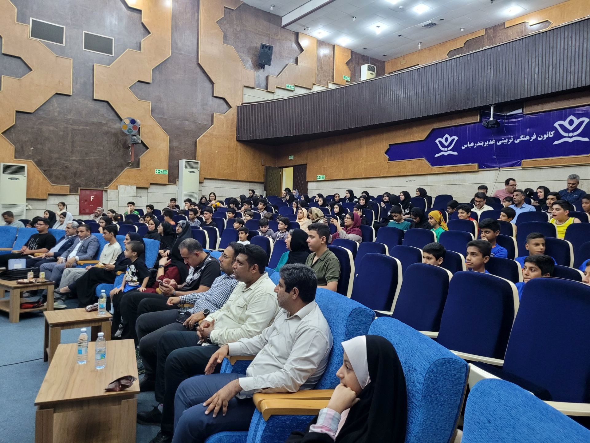 آینده روشن این مرز و بوم به دست جوانان امروز رقم خواهد خورد