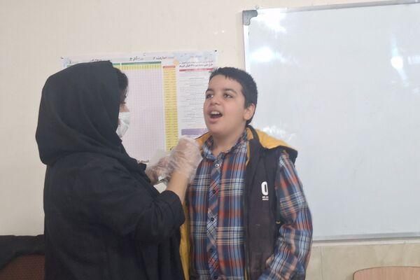 اجرای طرح وارنیش فلوراید در آموزشگاه معارف ۶ شیراز