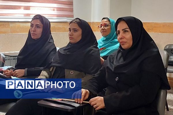  کارگاه تبیین و واکاوی ضروریات سفر یادگیری در دبیرستان‌ نمونه‌دولتی ولایت بهارستان‌دو