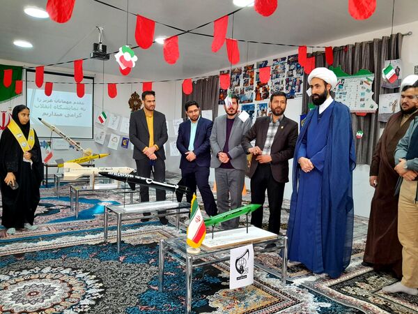 نمایشگاه انقلاب  در آموزشگاه تکتم