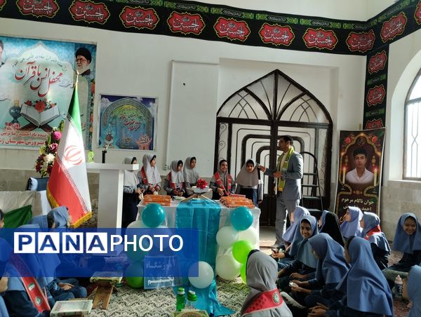 برگزاری محفل انس با قرآن کریم با حضور دانش آموزان دختر شهرستان رشتخوار