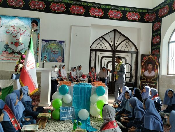 برگزاری محفل انس با قرآن کریم با حضور دانش آموزان دختر شهرستان رشتخوار