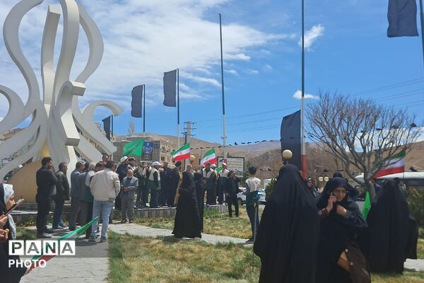 آیین اهتزاز پرچم متبرک رضوی همزمان با آغاز دهه کرامت