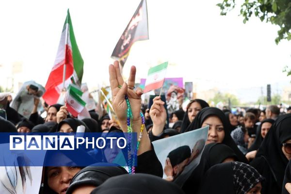 سیل خروشان زائران و مجاوران رضوی در مراسم تشییع پیکر شهدای خدمت