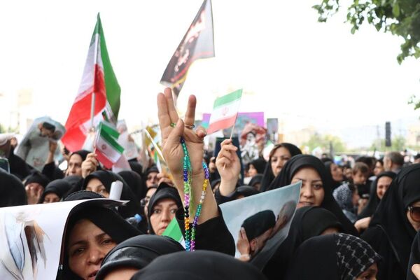 سیل خروشان زائران و مجاوران رضوی در مراسم تشییع پیکر شهدای خدمت
