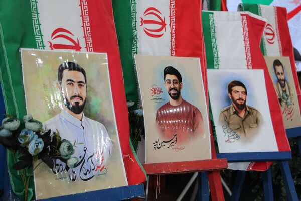 هم‌سرایی هزار نفری دانش‌آموزان یاور انقلاب در اسلامشهر
