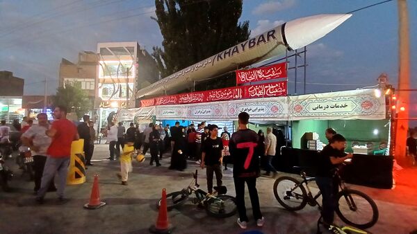دانش‌آموزان با عشق در موکب امام حسین (ع) پذیرای زائران شدند