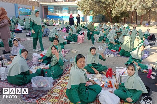 جشن تخم‌مرغ در حیاط مدرسه