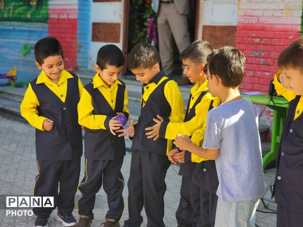 جشن شکوفه‌ها در دبستان انقلاب اسلامی تهران