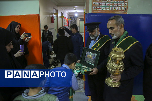 ادای احترام کودکان استثنایی قم به پرچم حرم نورانی حضرت معصومه(س)