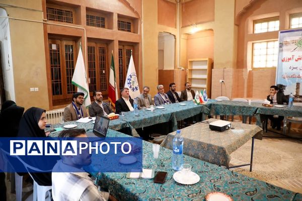 بازدید استاندار یزد از سازمان دانش‌آموزی استان یزد