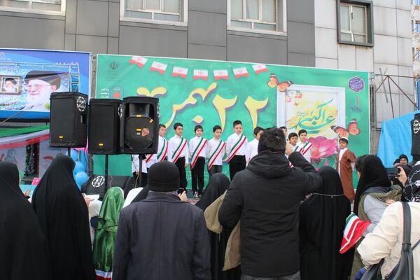 تجلی حضورفرهنگیان و دانش‌آموزان منطقه ۱۰ در جشن انقلاب