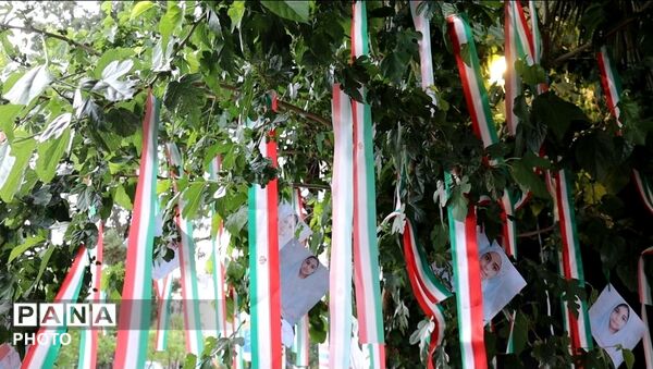 دختران مبارز همچنان پایه کار انقلاب ایستاده‌اند